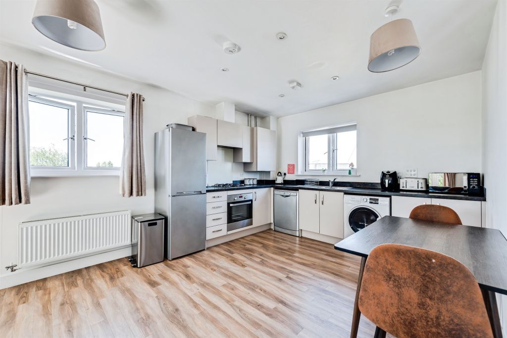 2 bed flat for saleStanmore Crescent, Carterton OX18 photo 4