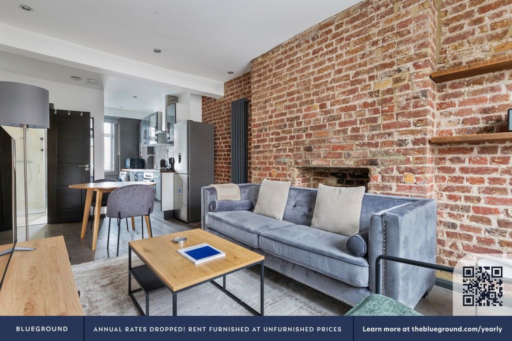 Property photo 3 of 18 Living Room