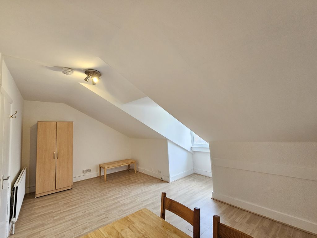 Property photo 3 of 8 Gallery