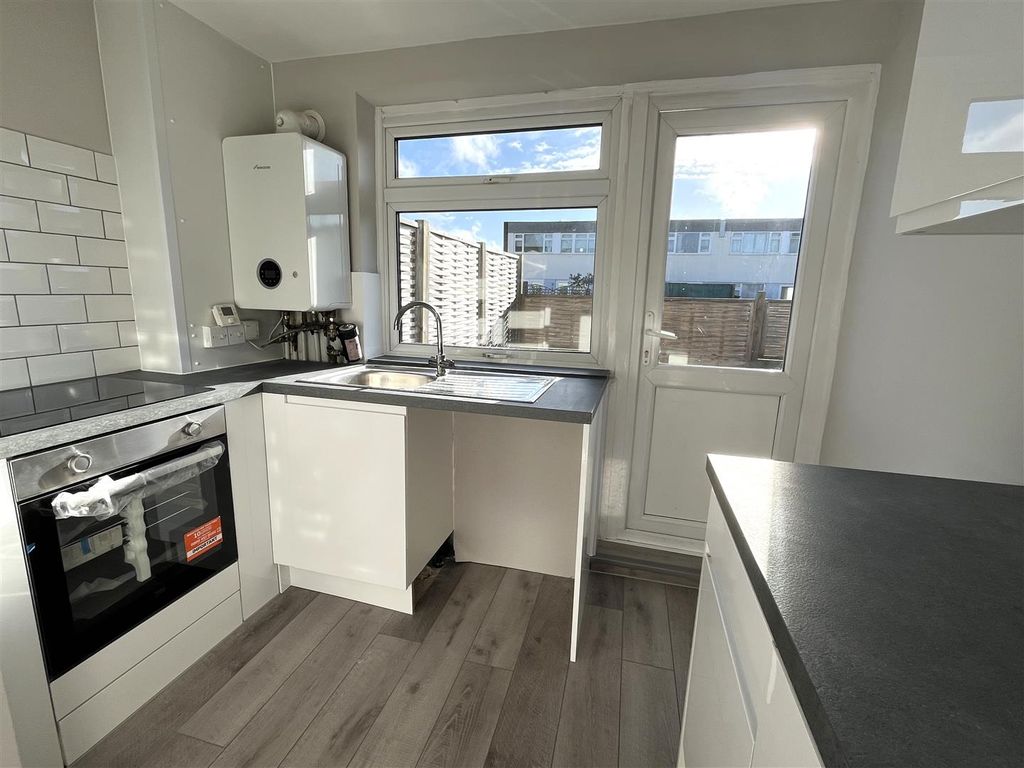 Property photo 3 of 11 Kitchen 3.Jpg