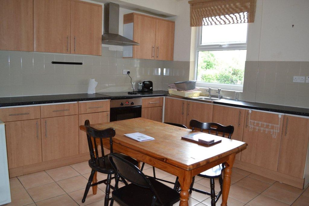 Property photo 2 of 9 Kitchen