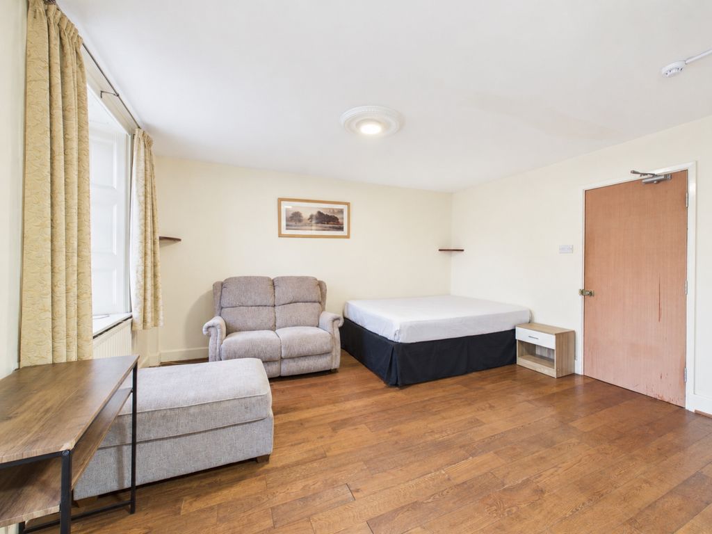 Property photo 1 of 11 Subtly Tidy Bedroom Interior