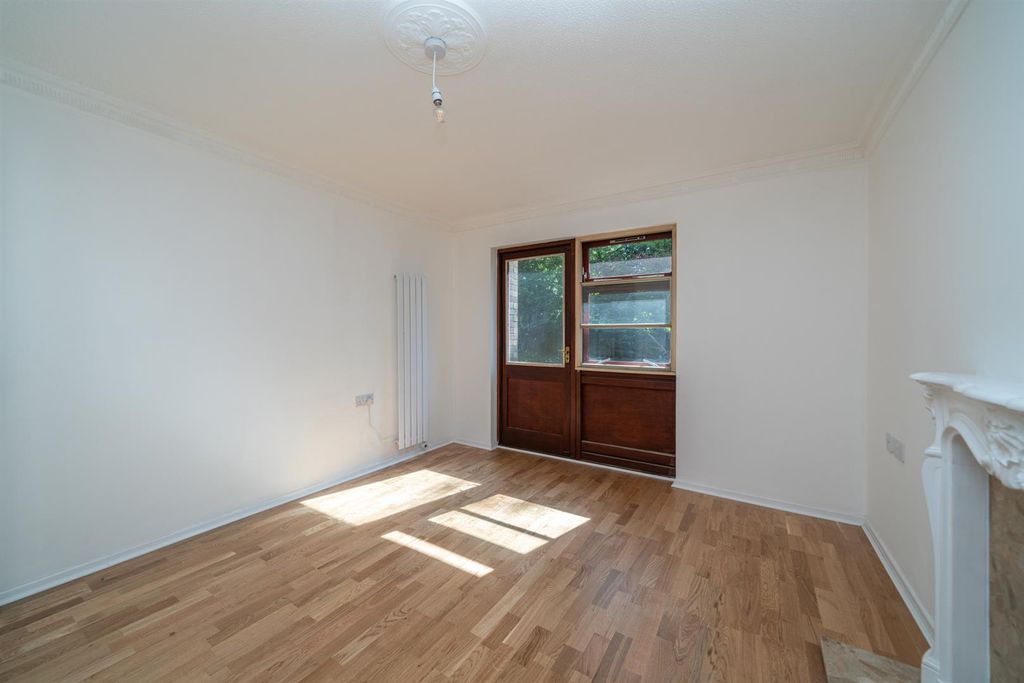 Property photo 3 of 16 4-Beacon-House-06105.Jpg
