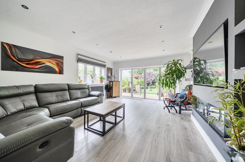 Property photo 2 of 11 14701042