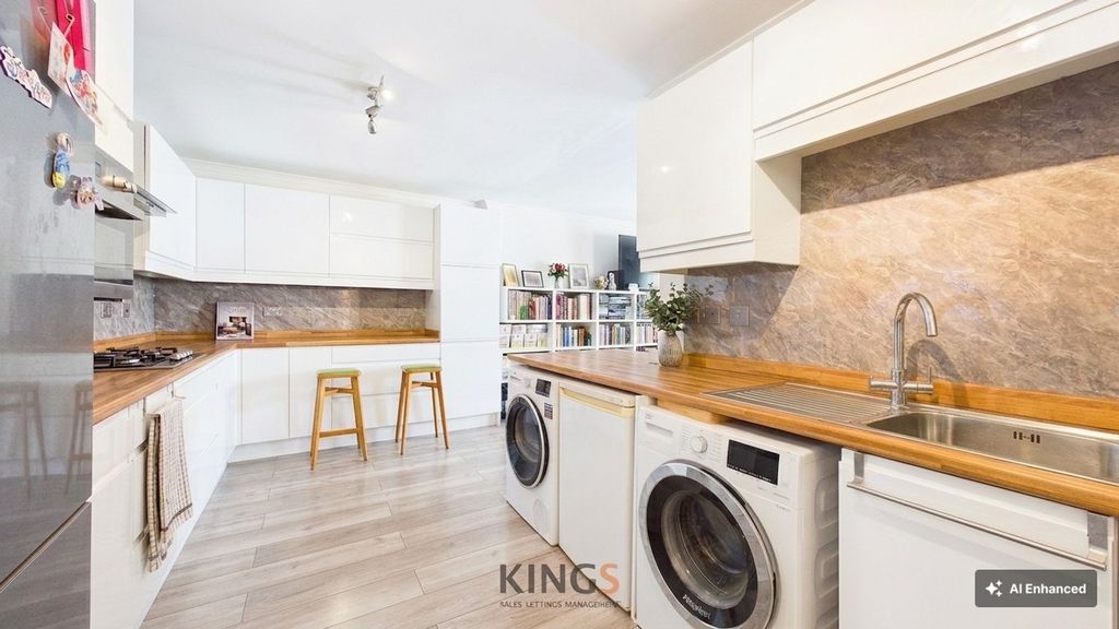 Property photo 3 of 9 Kitchen