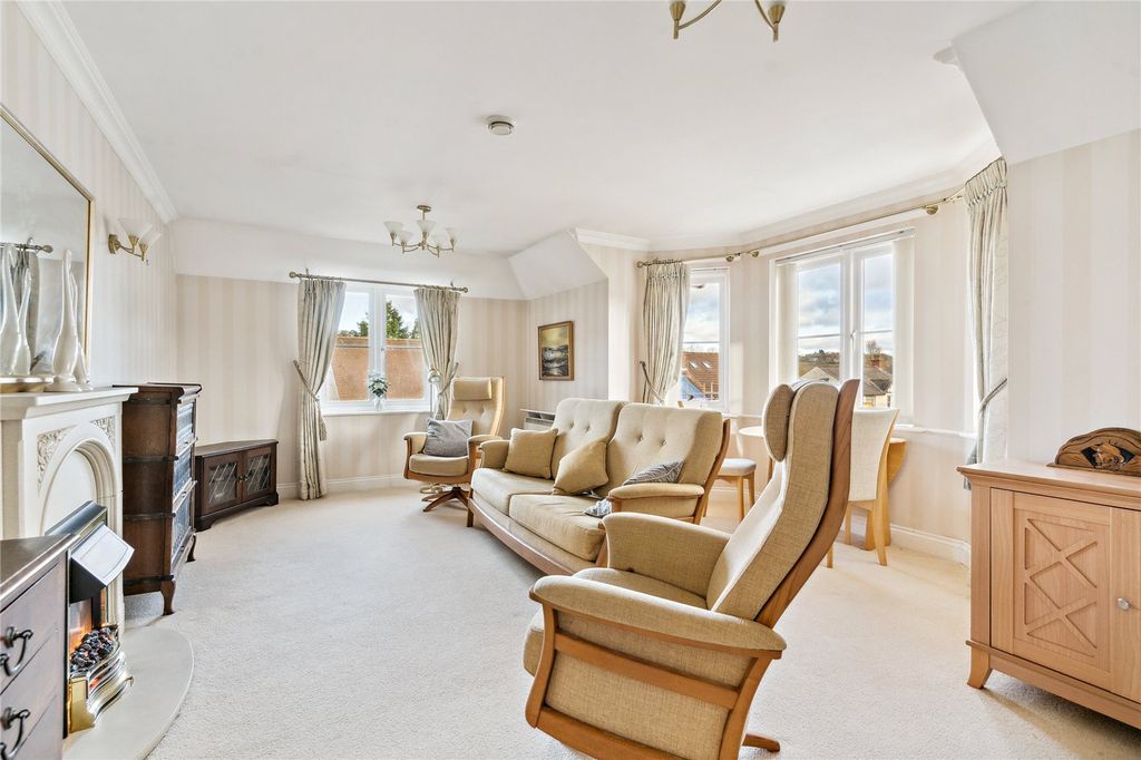 Property photo 2 of 18 Sitting Room