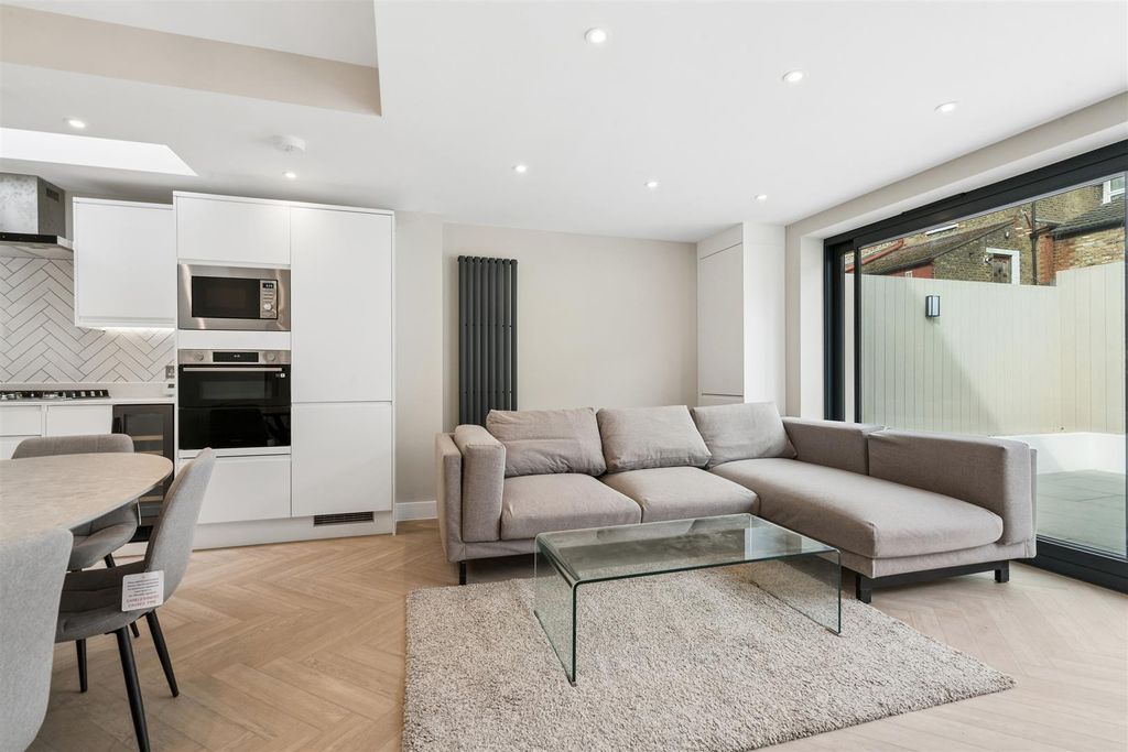 Property photo 2 of 9 Flat 1, 20 Hoyle Road, London, Sw17 0Rs Reception