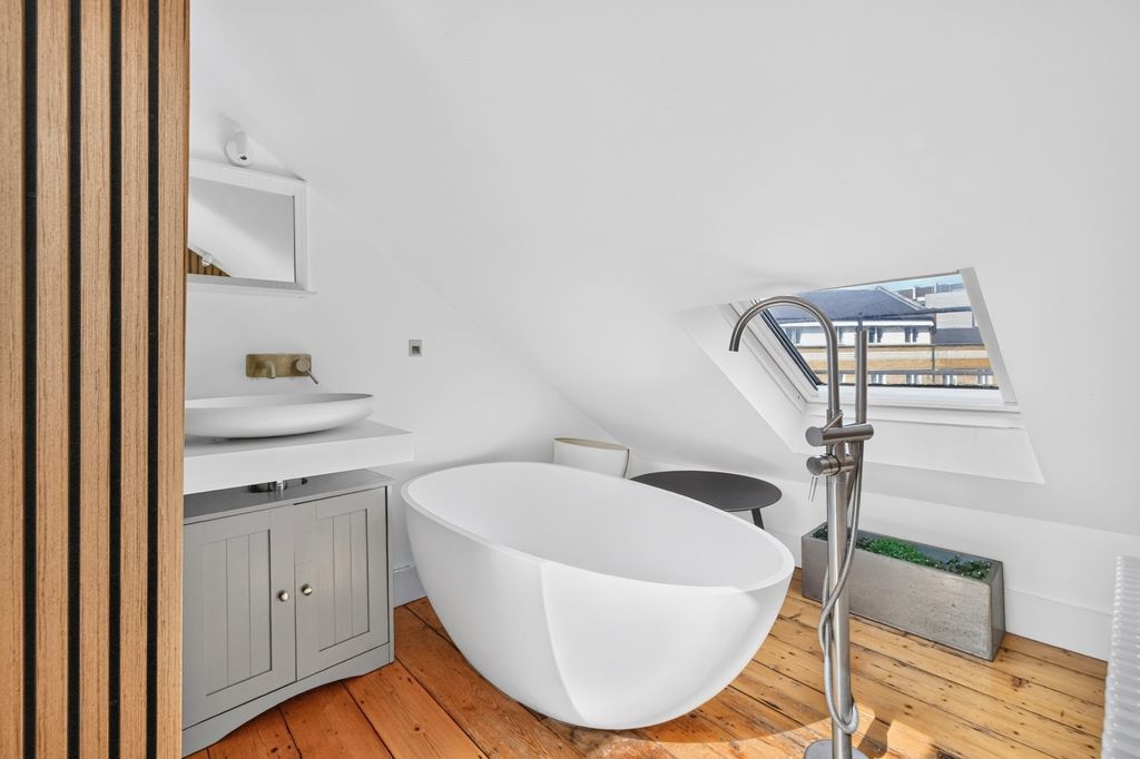 Property photo 3 of 23 En-Suite