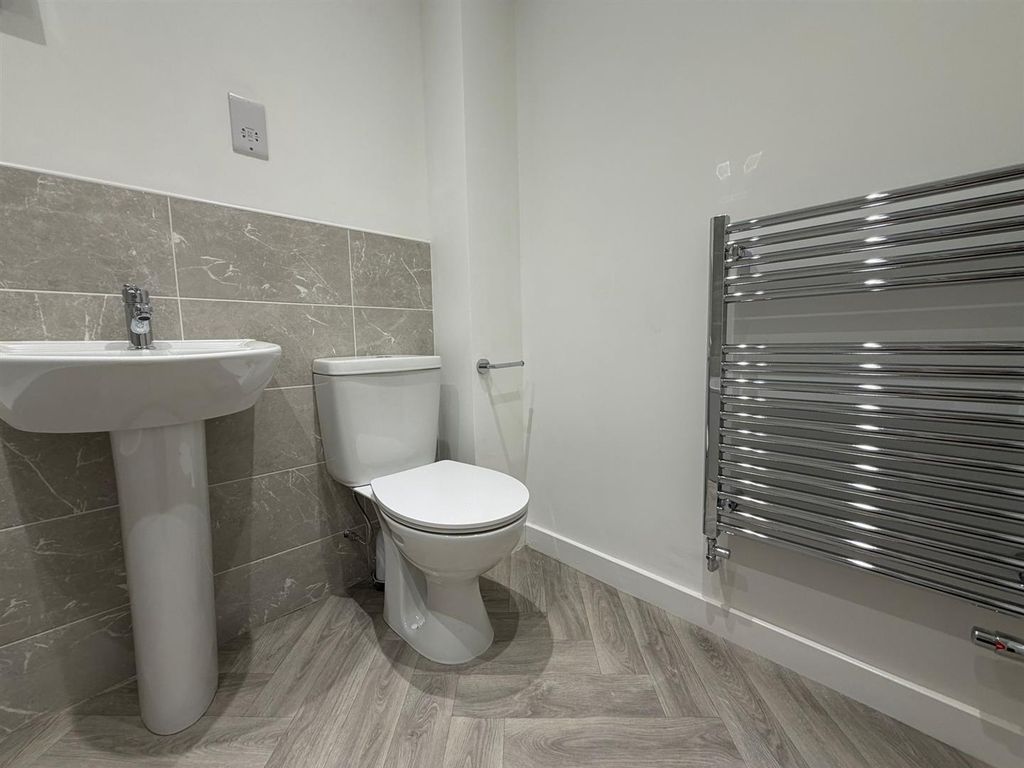 Property photo 1 of 16 Bathroom i.Jpeg