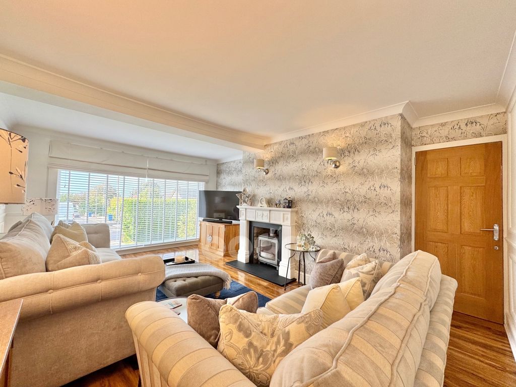 Property photo 3 of 39 Arran Crescent, Beith Lounge Pic