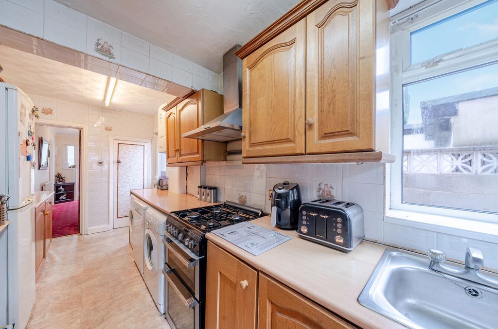 Property photo 3 of 10 Kitchen