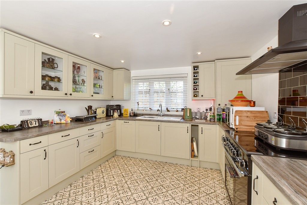 Property photo 3 of 12 Kitchen