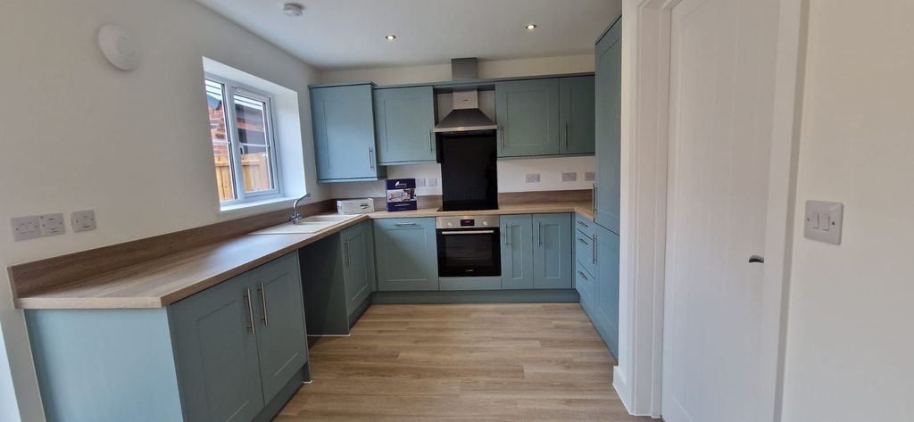 Property photo 2 of 6 Kitchen