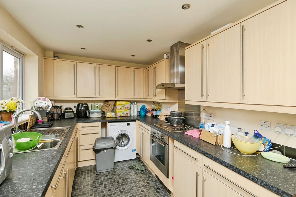 Property photo 3 of 16 Kitchen Area