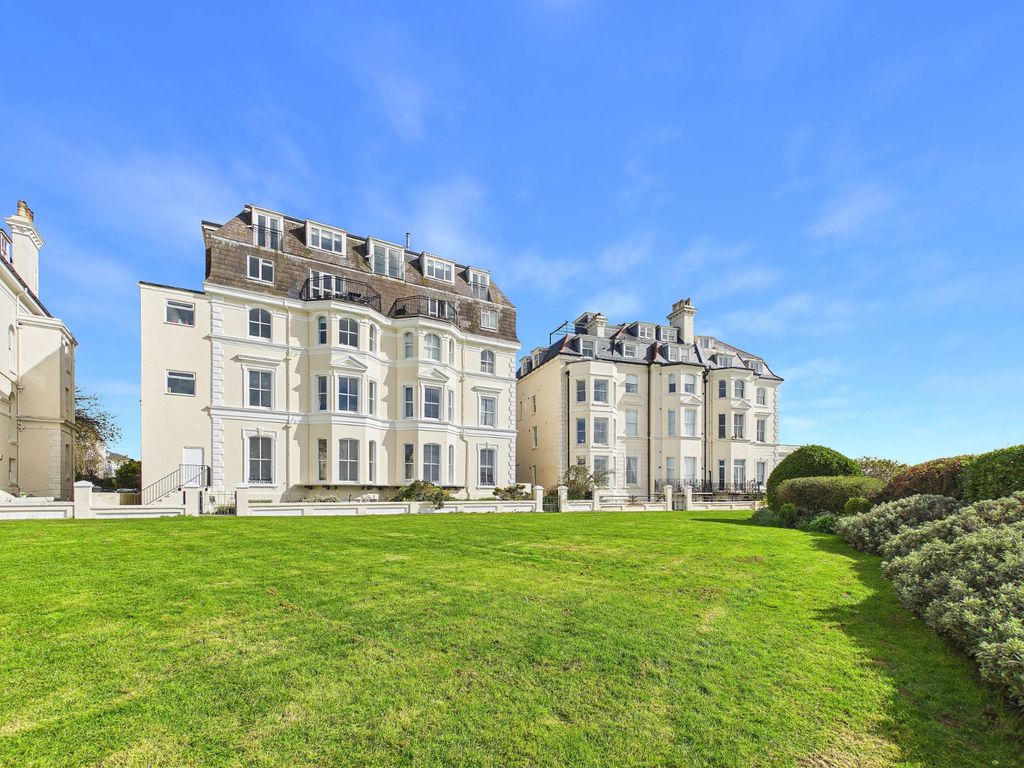 Property photo 2 of 19 Clifton Crescent