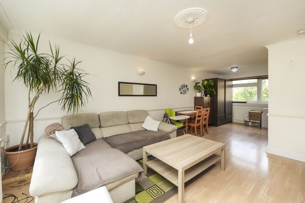 Property photo 2 of 11 Lounge 3
