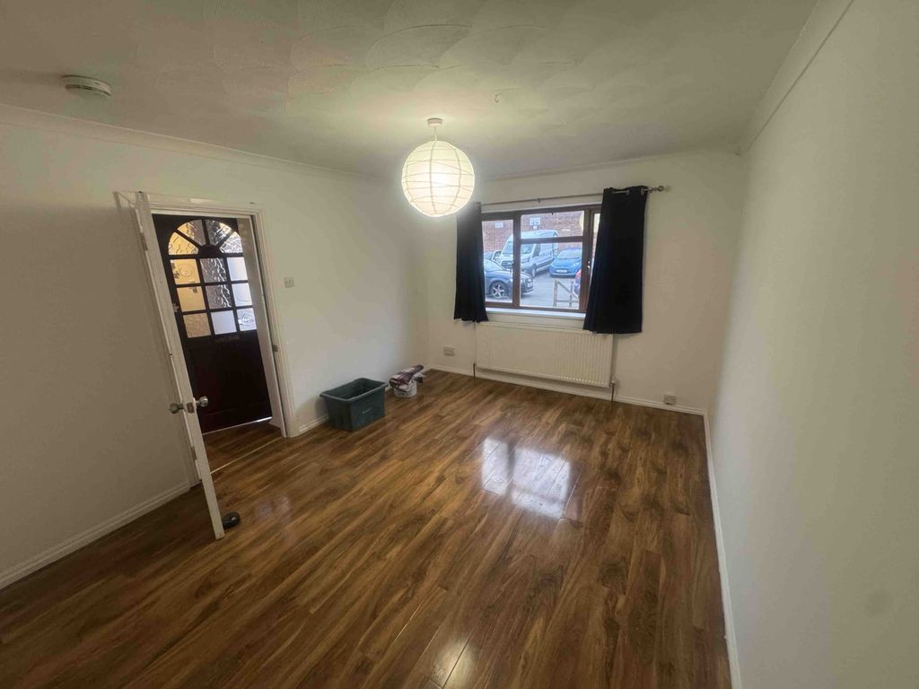 Property photo 1 of 8 4 Bed House To Rent Feltham