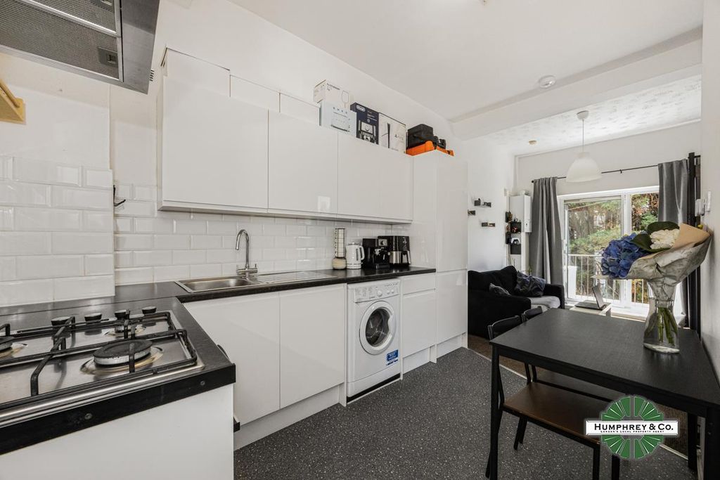 Property photo 3 of 11 Bulwer Road (8).Jpg