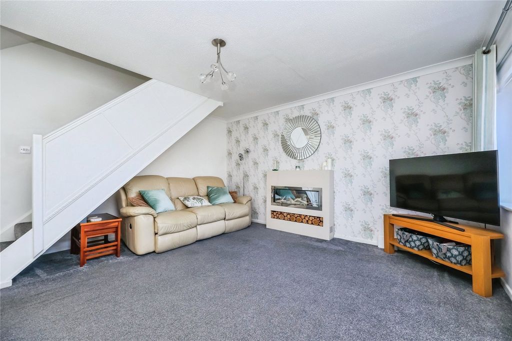 Property photo 3 of 18 Lounge