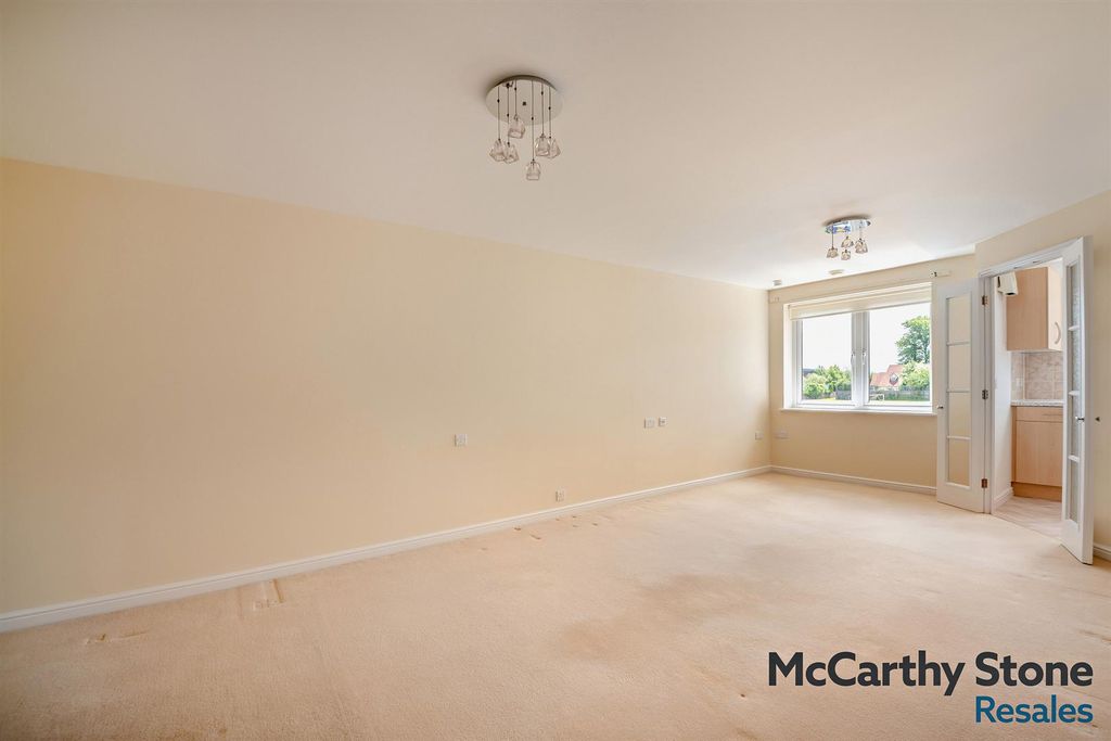 Additional image 5 of 2 bed flat for saleBenedict Court, Western Avenue, Newbury, Berkshire RG14