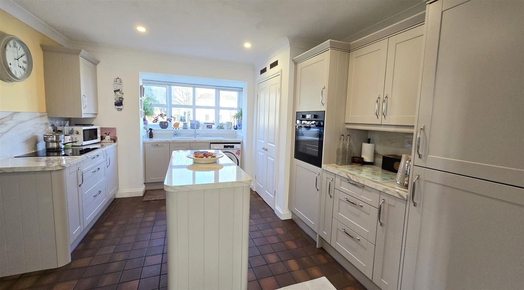 Property photo 3 of 20 Kitchen