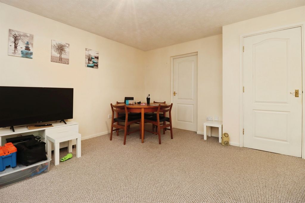 Additional image 8 of 2 bed flat for saleHigh Street, Rothwell, Kettering NN14