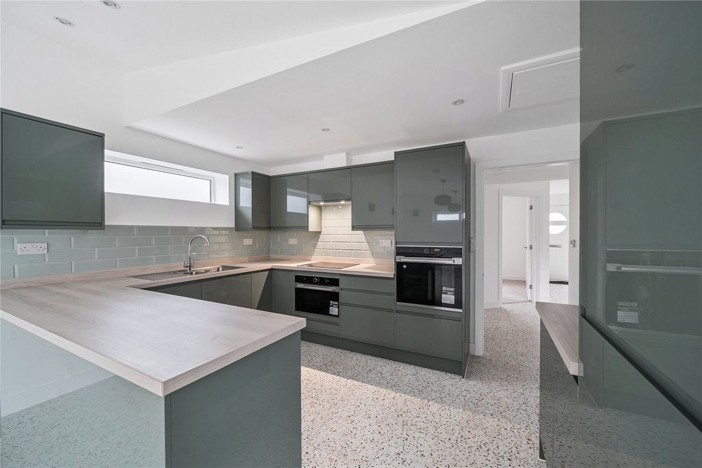 Property photo 2 of 25 Picture No. 06