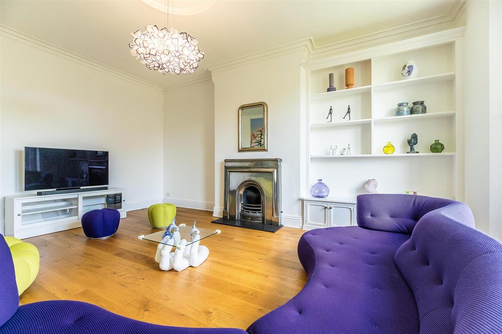 Property photo 2 of 19 2 Elmhurst House 014