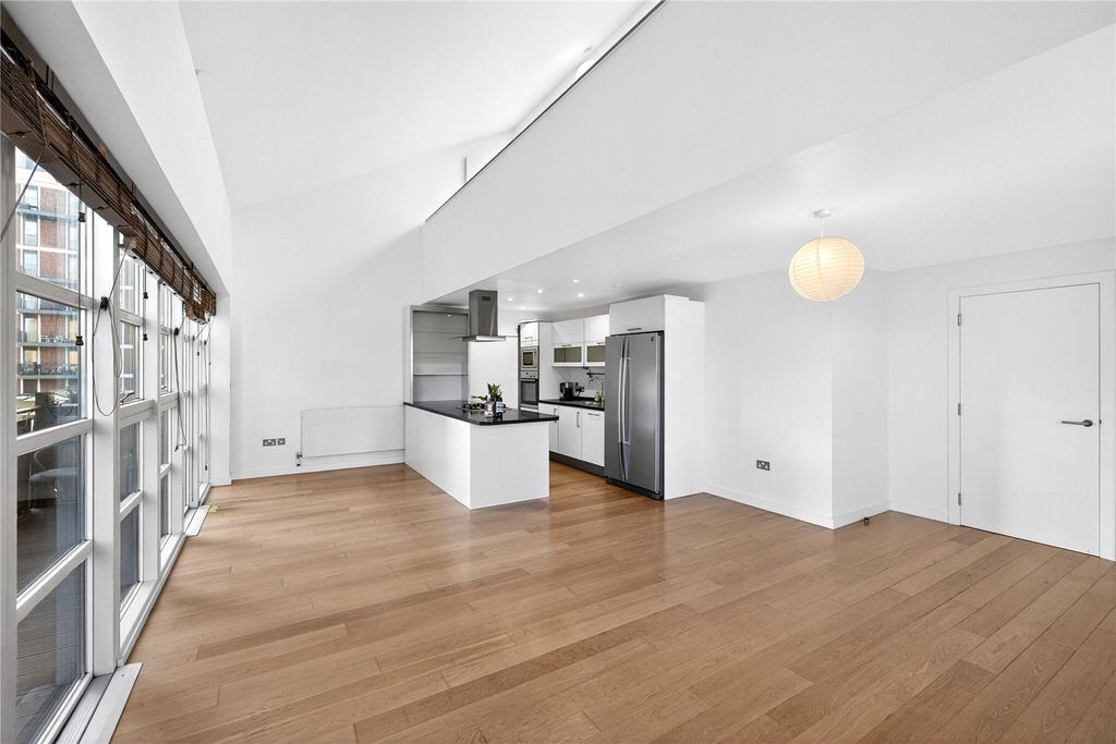 Property photo 3 of 20 Reception/Kitchen