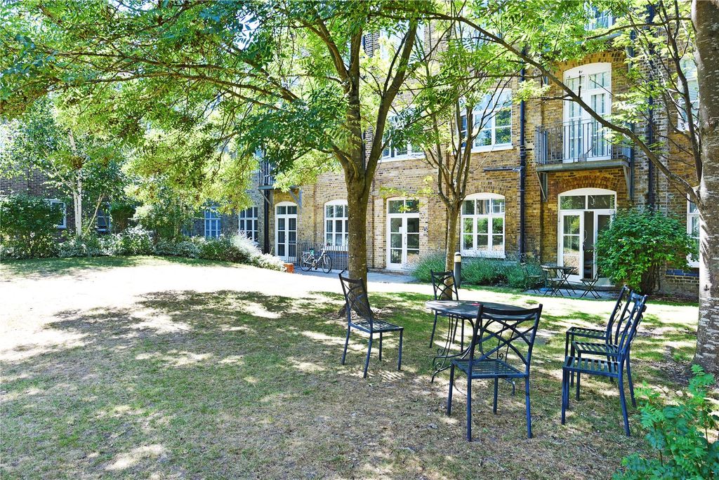 Property photo 1 of 2 External