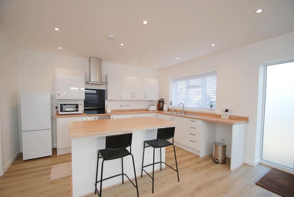 Property photo 3 of 14 Kitchen/Dining Room