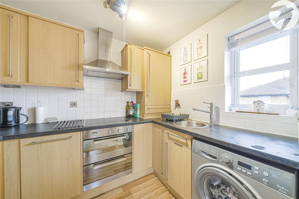 Property photo 3 of 27 Kitchen