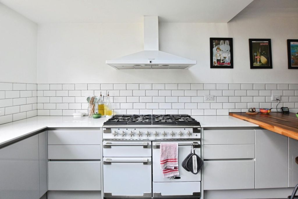 Property photo 3 of 32 Kitchen