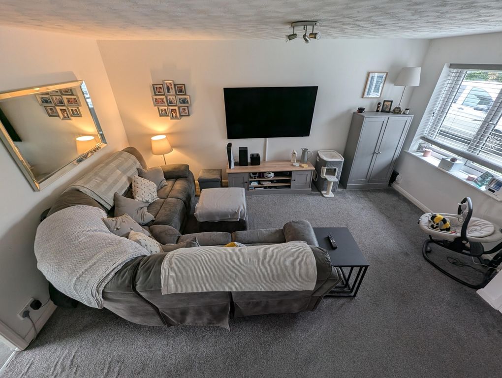 Property photo 2 of 19 Lounge