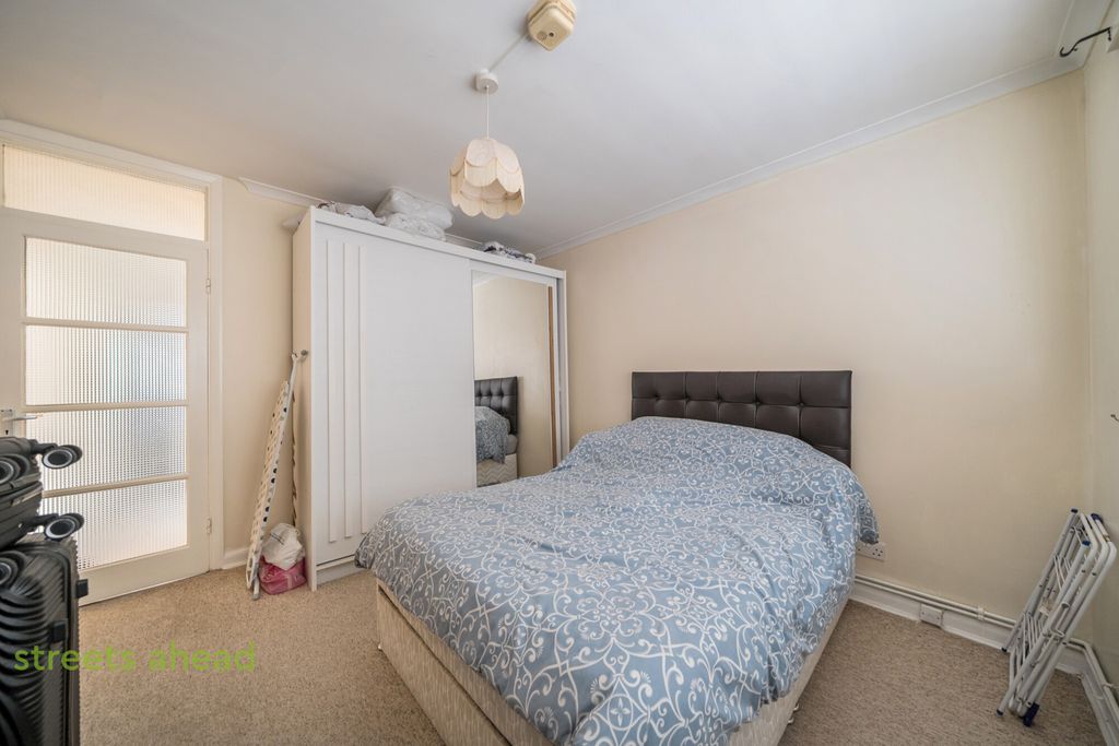 Property photo 2 of 13 772712Be-F70E-4F6...