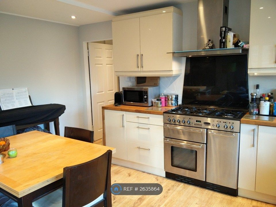 Property photo 3 of 6 Kitchen For Keen Cooks!