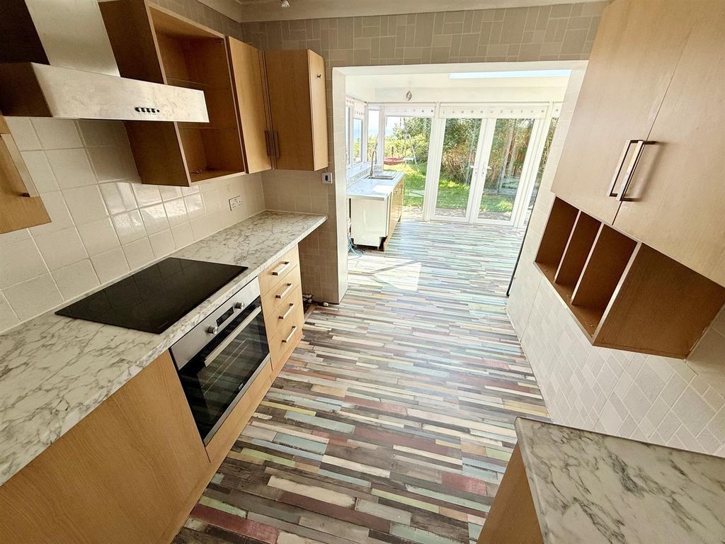 Property photo 3 of 18 Kitchen