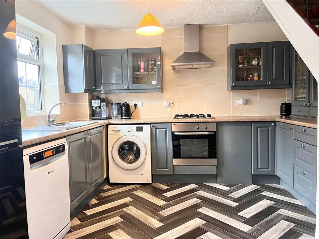 Property photo 2 of 8 Kitchen