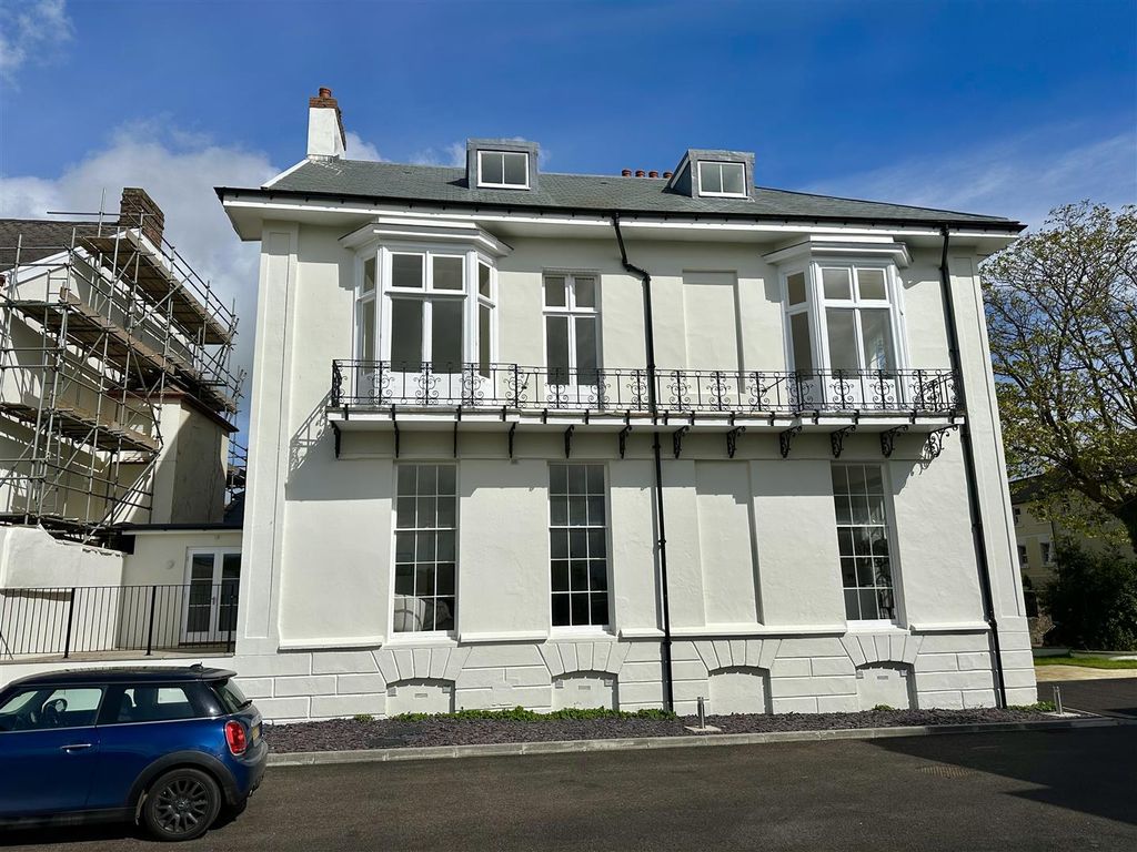 Property photo 1 of 18 External