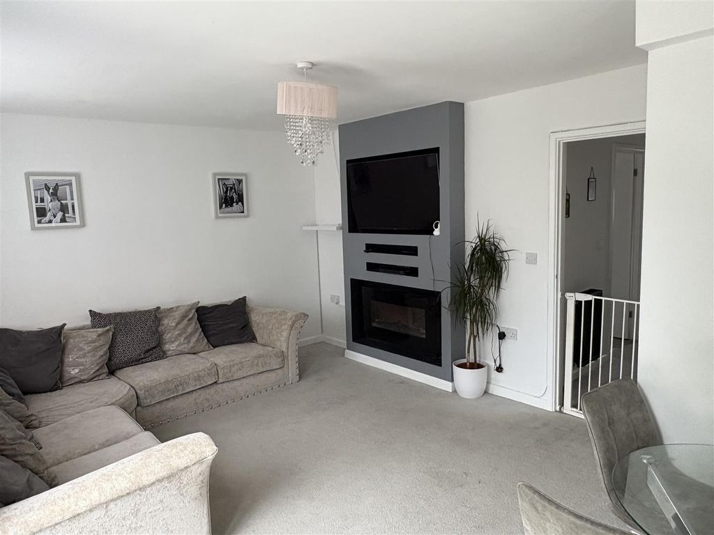Property photo 2 of 17 37 Badgers  Lounge (2).Jpeg