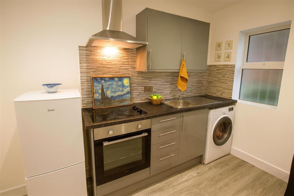 Property photo 3 of 5 Kitchen