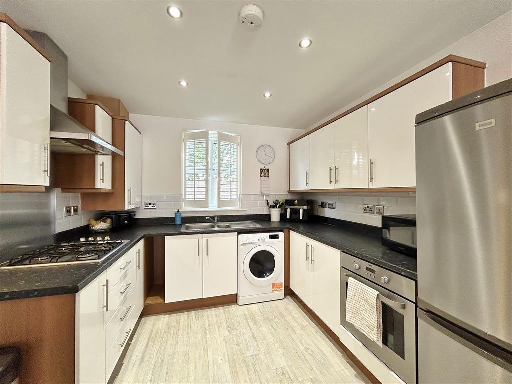 Property photo 3 of 13 Kitchen