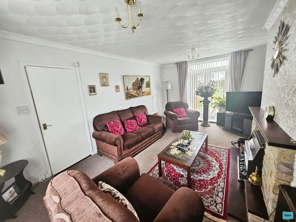 Property photo 3 of 18 Lounge