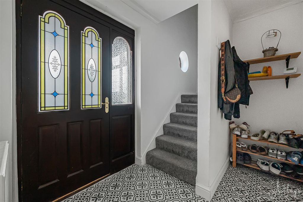 Property photo 3 of 28 Entrance