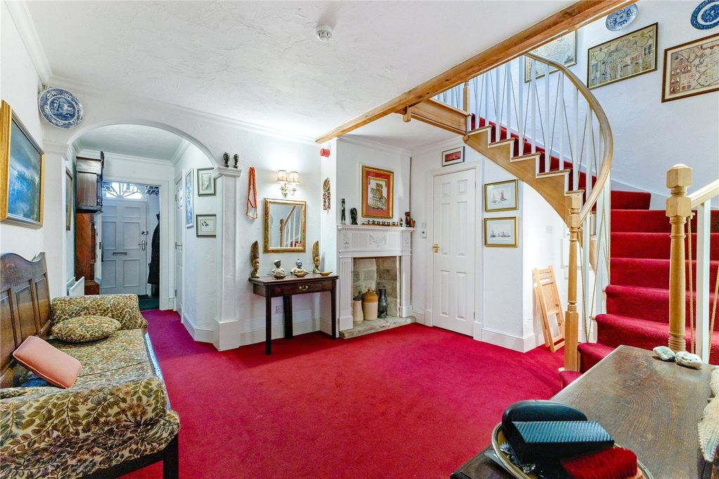 Property photo 2 of 12 Entrance Hall