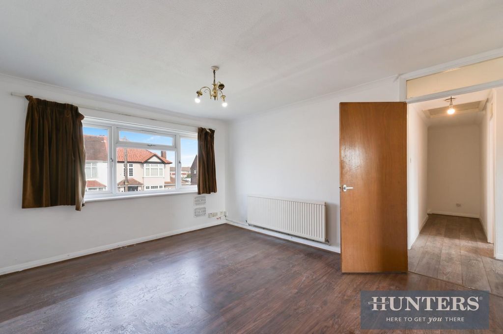 Property photo 3 of 16 Sutton Road, 70- (8).Jpg