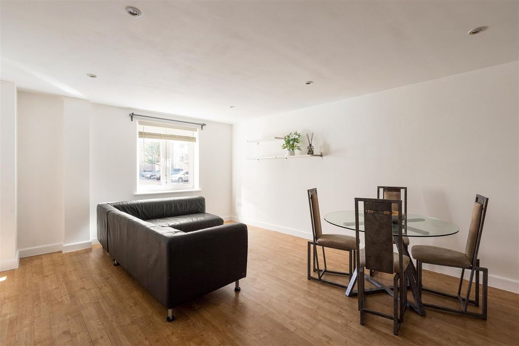 Property photo 1 of 24 Hereford Road, E3