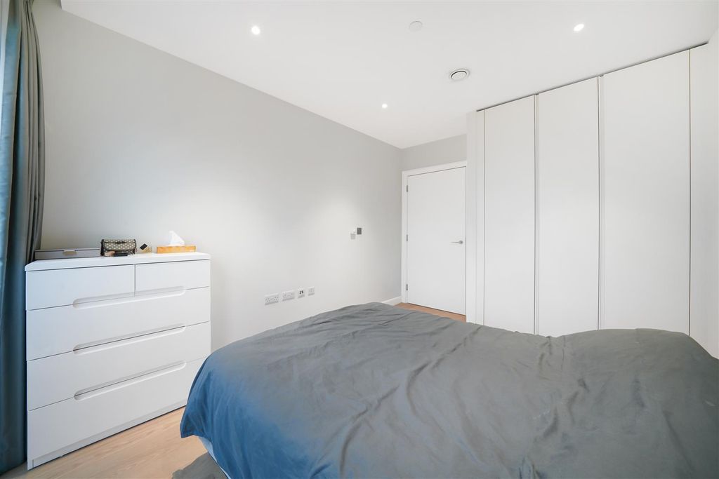 Property photo 2 of 12 Flat 902, 10 Cutter Lane - Er9V8Chzelu3O3Cuqjru.Jp