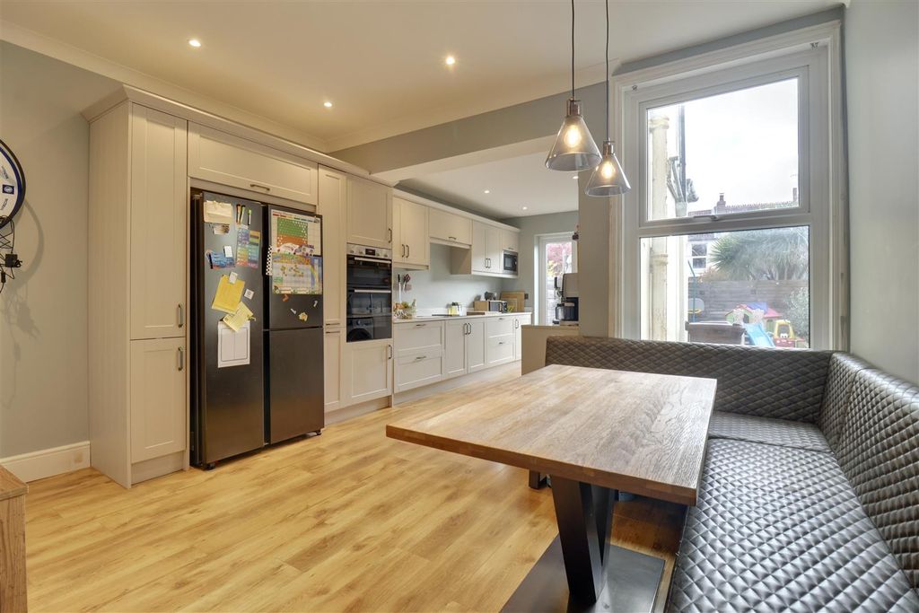 Property photo 2 of 13 E04Fc2Ea-B7D1-442B-9D31-55601E05D9B4_1_201_A.Jpeg