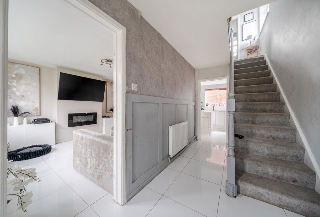 Property photo 2 of 11 1428835-11-69c173...